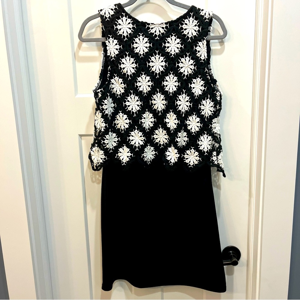 Papillon Women’s Size Medium Black White Short Dress Overlay Cut Out Back